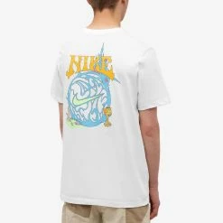 Nike Fantasy Graphic Tee 9 Nike Fantasy Graphic Tee -Vendite Pangaia 05 07 2022 SI DR7986 121 8 1