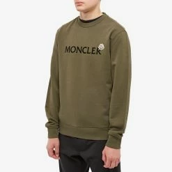 Moncler Trademark Logo Crew Sweat 8 Moncler Trademark Logo Crew Sweat -Vendite Pangaia 26 07 2022 JA 8G000 34 809KR 880 7 1