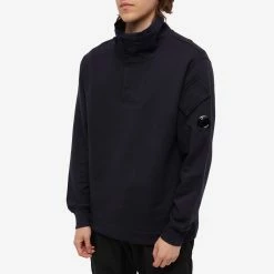 C.P. Company Arm Lens Button Popover Sweat -Vendite Pangaia 30 06 2022 AJ 13CMSS056A 005086W 888 7 1